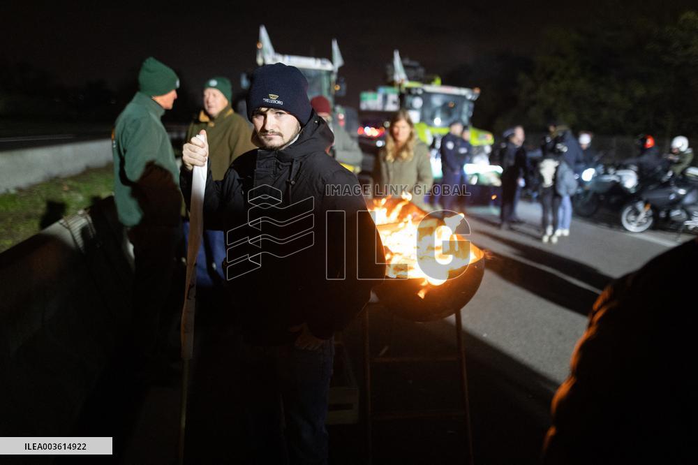 Farmers protest against EU-Mercosur agreement on the RN118 - Velizy-Villacoublay