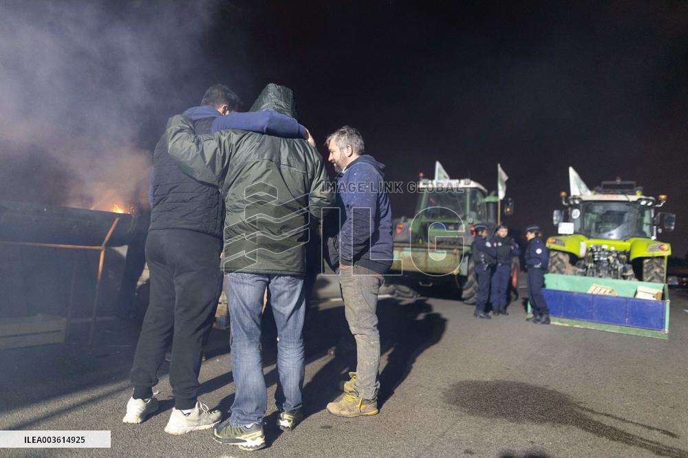 Farmers protest against EU-Mercosur agreement on the RN118 - Velizy-Villacoublay