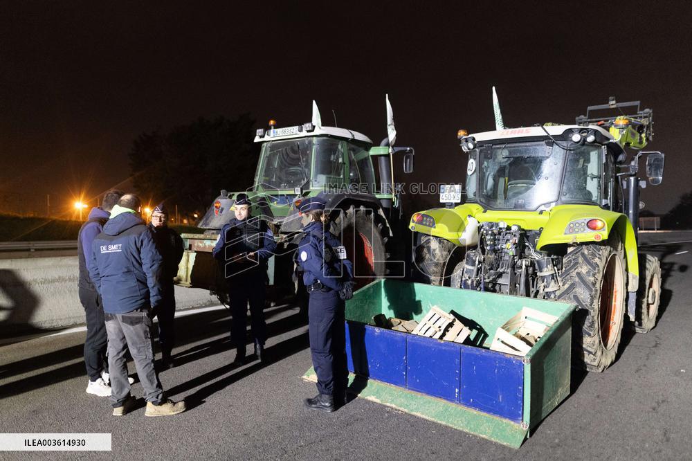 Farmers protest against EU-Mercosur agreement on the RN118 - Velizy-Villacoublay