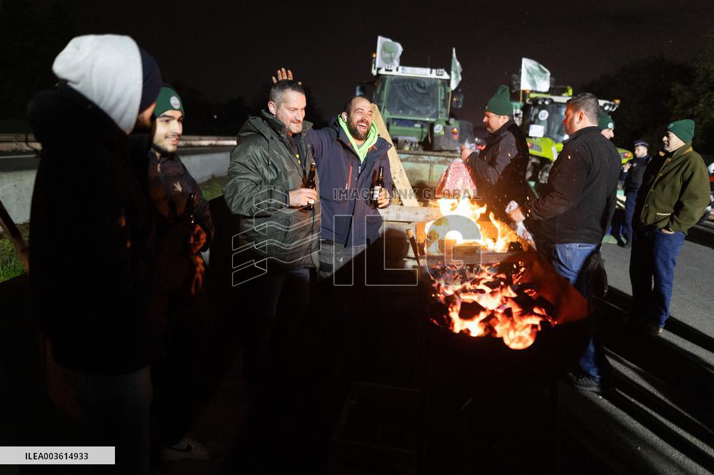 Farmers protest against EU-Mercosur agreement on the RN118 - Velizy-Villacoublay