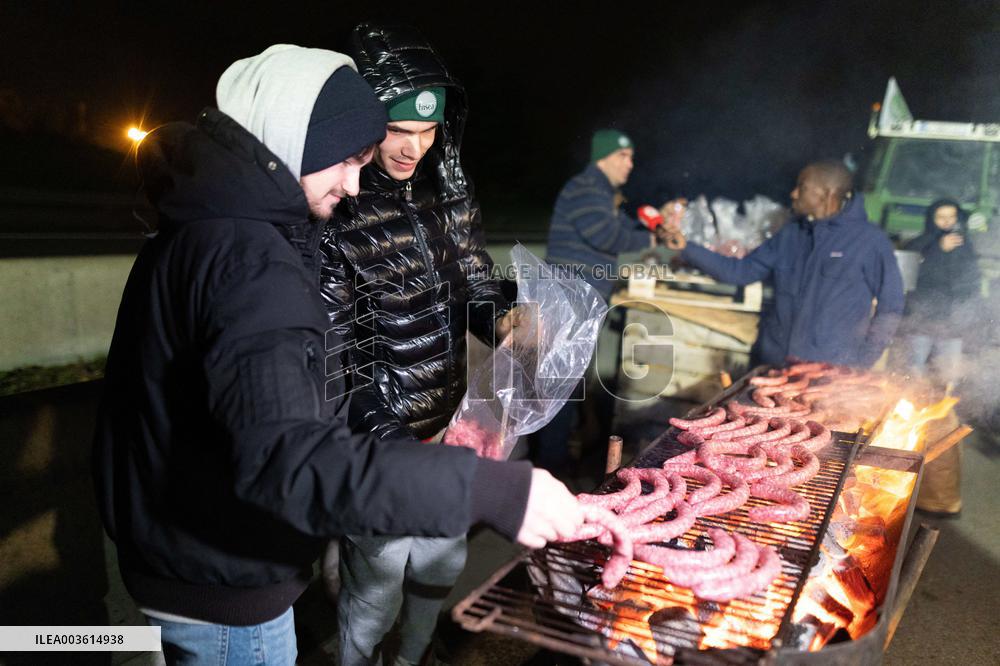 Farmers protest against EU-Mercosur agreement on the RN118 - Velizy-Villacoublay