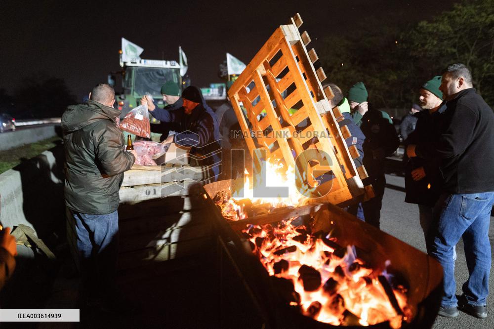 Farmers protest against EU-Mercosur agreement on the RN118 - Velizy-Villacoublay