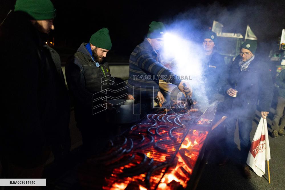 Farmers protest against EU-Mercosur agreement on the RN118 - Velizy-Villacoublay