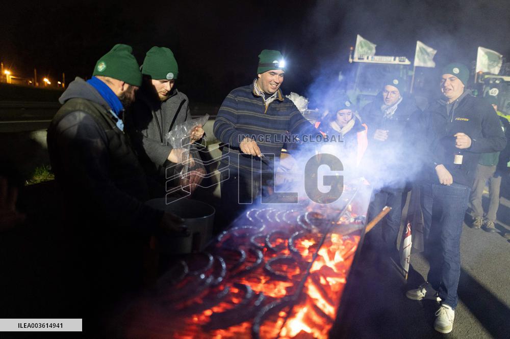 Farmers protest against EU-Mercosur agreement on the RN118 - Velizy-Villacoublay