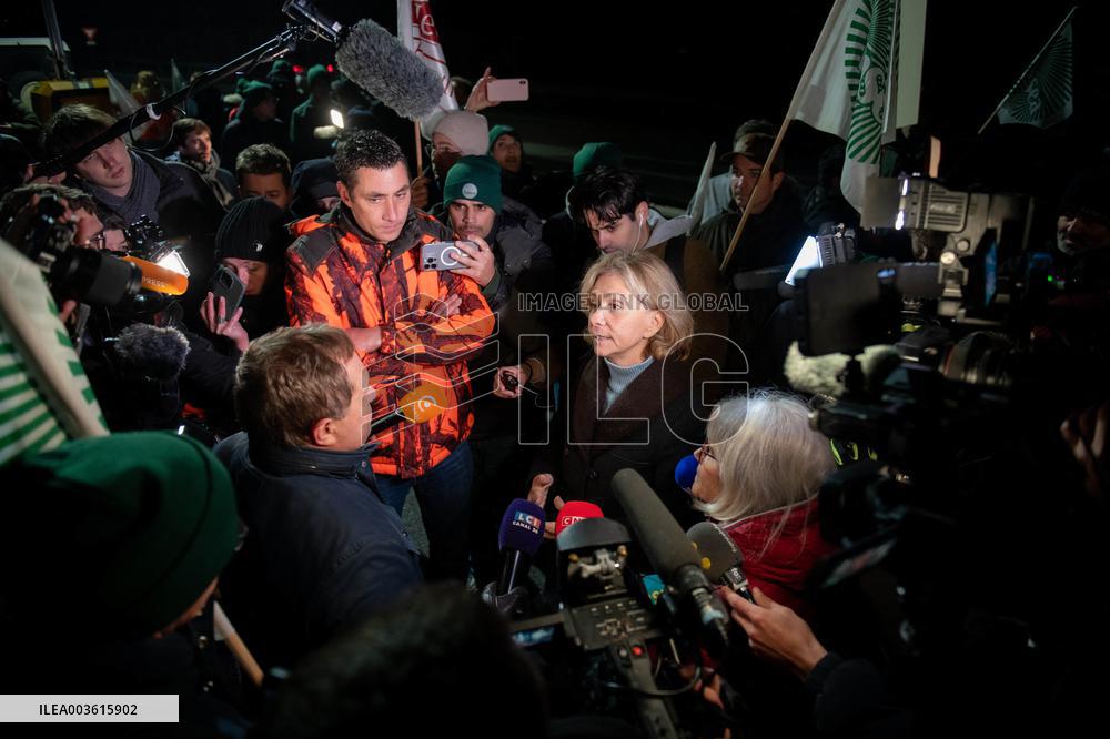 Valerie Pecresse Joins Farmers Blockade - Velizy