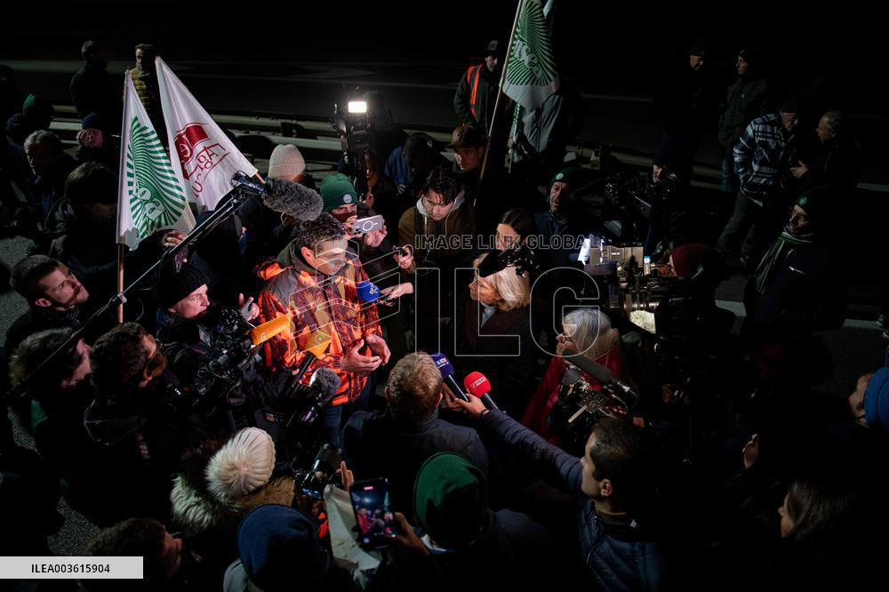 Valerie Pecresse Joins Farmers Blockade - Velizy
