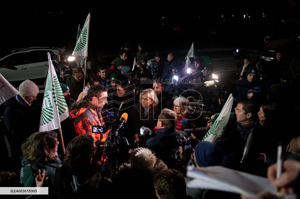 Valerie Pecresse Joins Farmers Blockade - Velizy