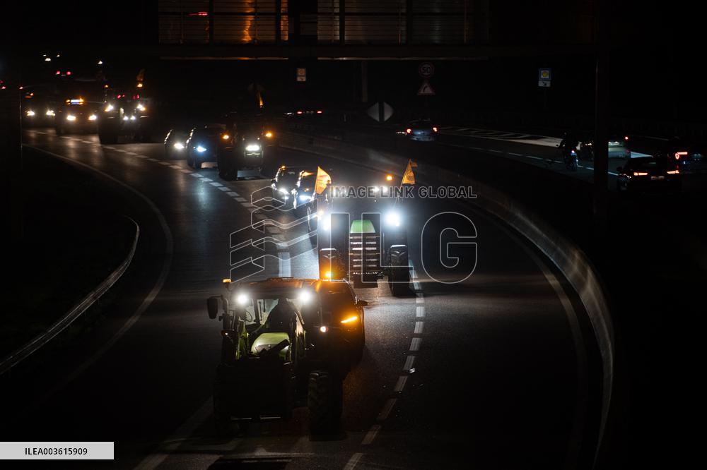 French Farmers Launch Protests Against Mercosur Agreement - Velizy