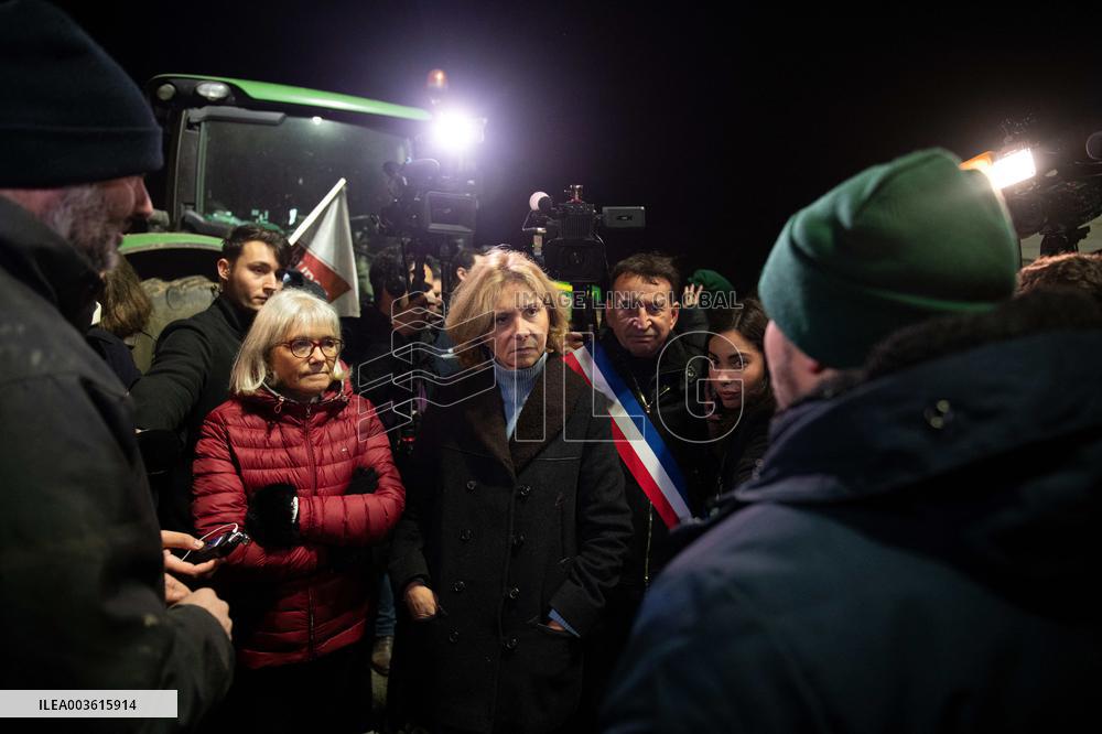 Valerie Pecresse Joins Farmers Blockade - Velizy