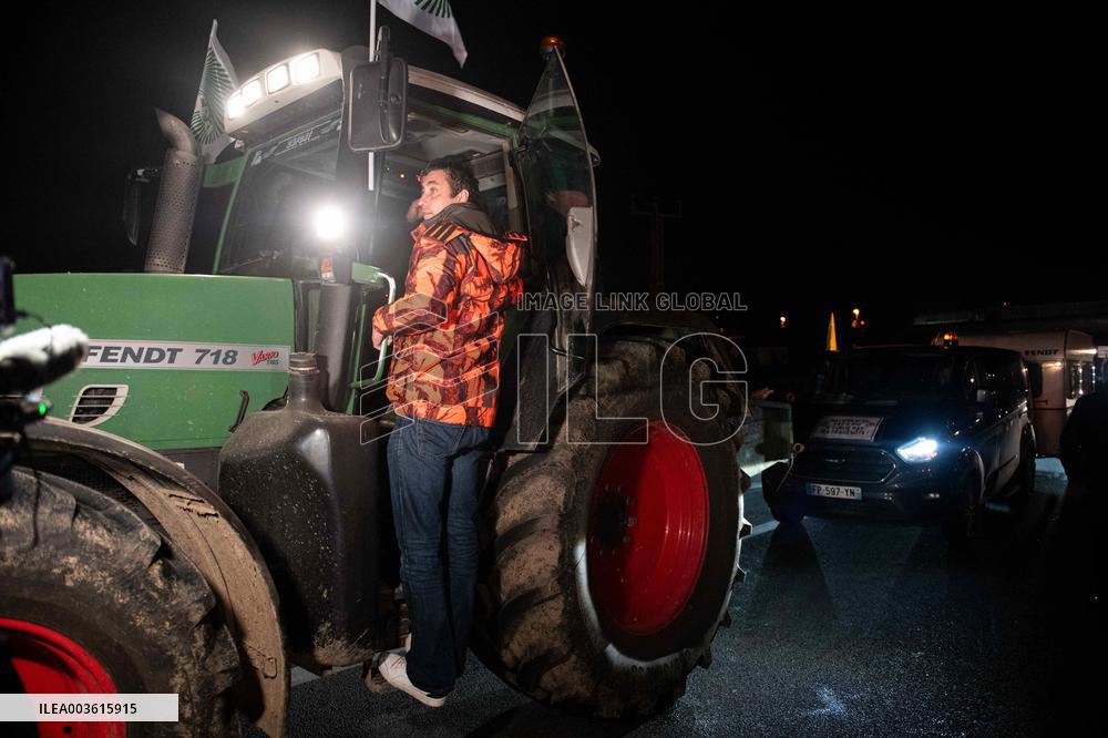 French Farmers Launch Protests Against Mercosur Agreement - Velizy