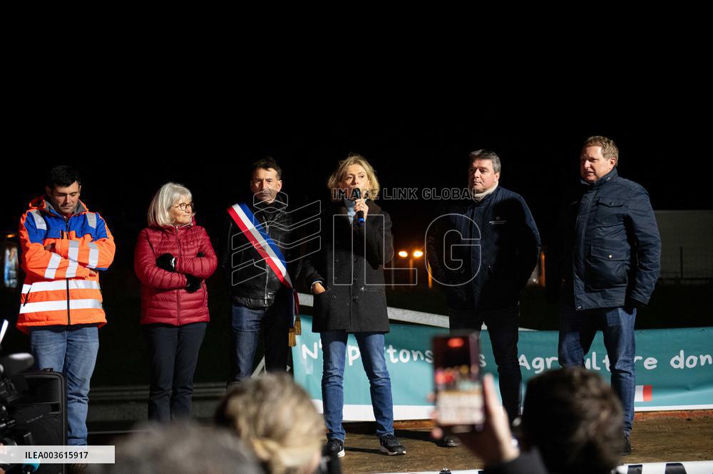 Valerie Pecresse Joins Farmers Blockade - Velizy