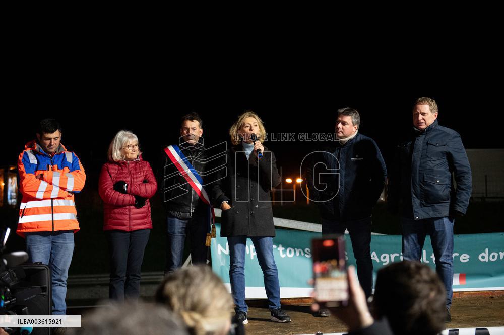 Valerie Pecresse Joins Farmers Blockade - Velizy