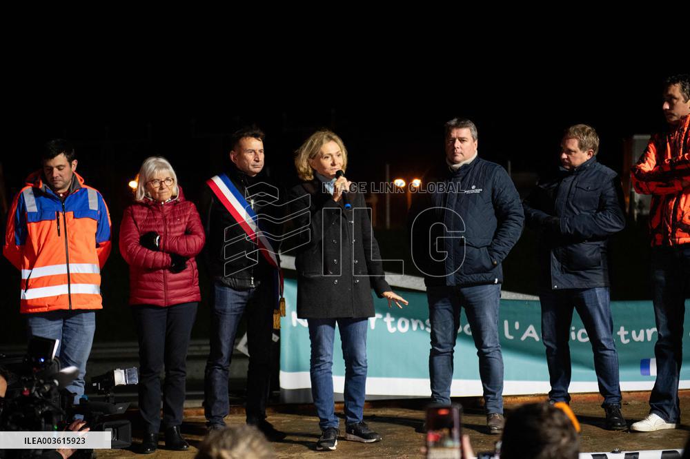 Valerie Pecresse Joins Farmers Blockade - Velizy