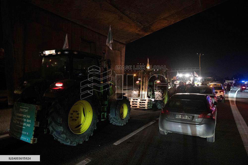French Farmers Launch Protests Against Mercosur Agreement - Velizy