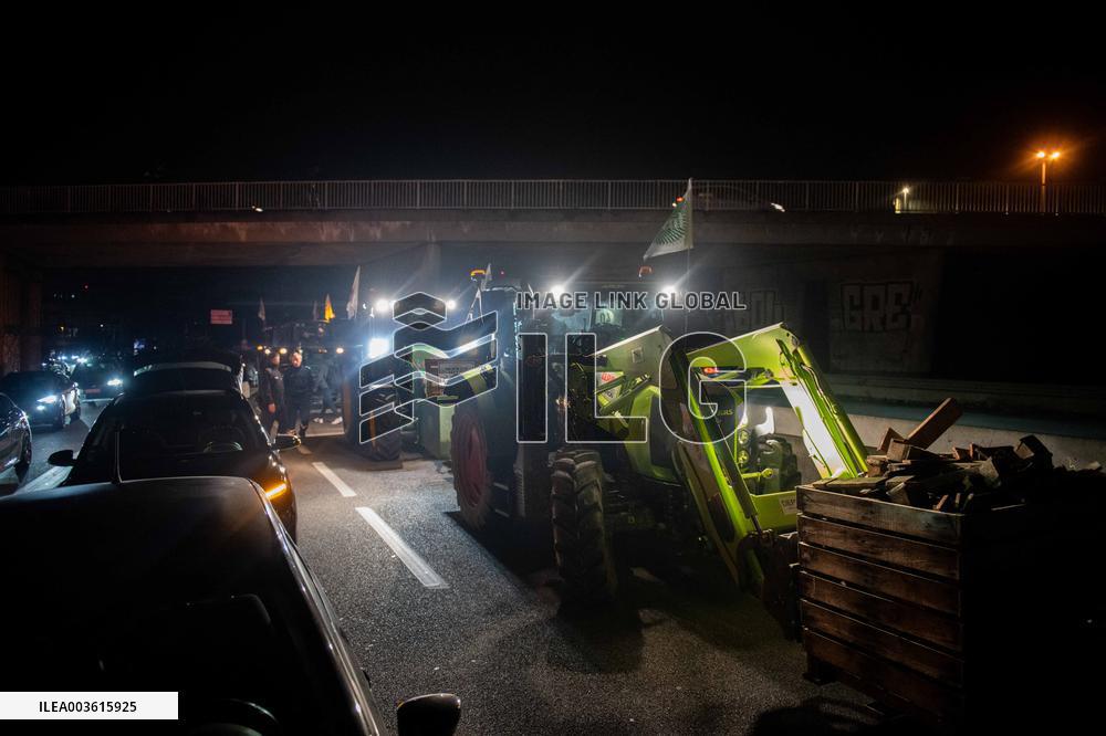 French Farmers Launch Protests Against Mercosur Agreement - Velizy