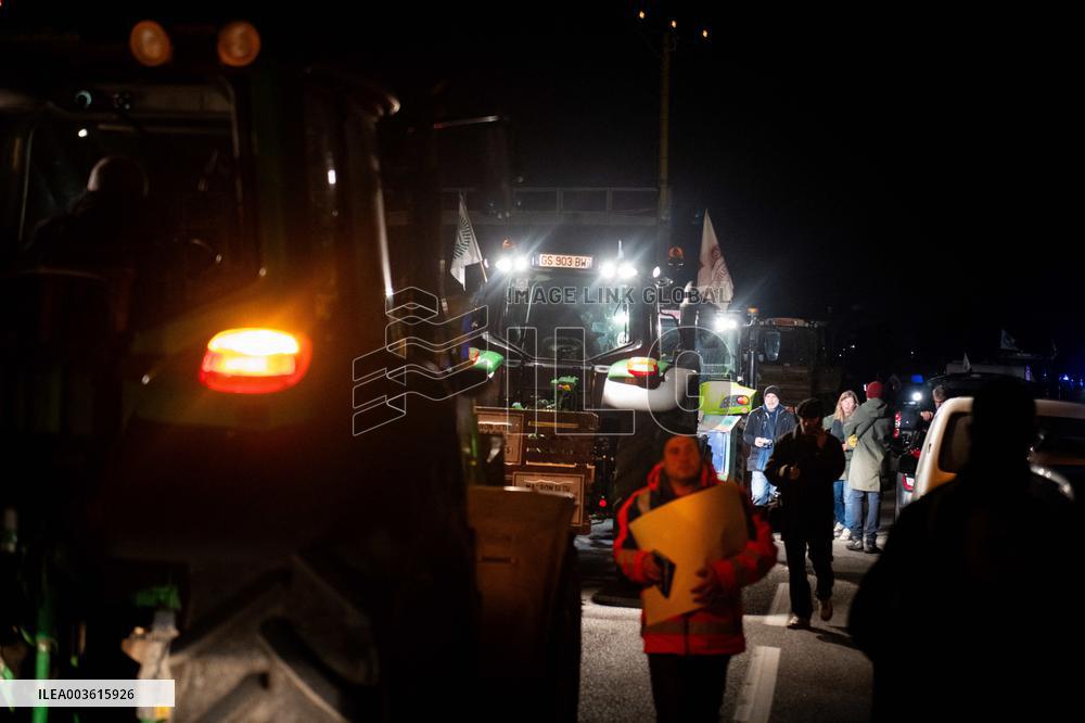 French Farmers Launch Protests Against Mercosur Agreement - Velizy