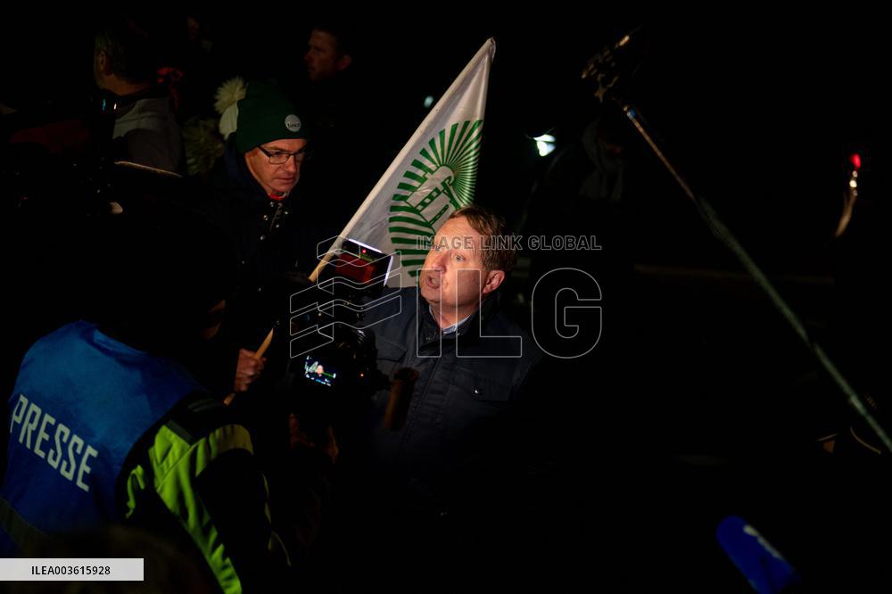 French Farmers Launch Protests Against Mercosur Agreement - Velizy