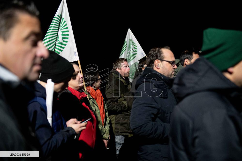 French Farmers Launch Protests Against Mercosur Agreement - Velizy