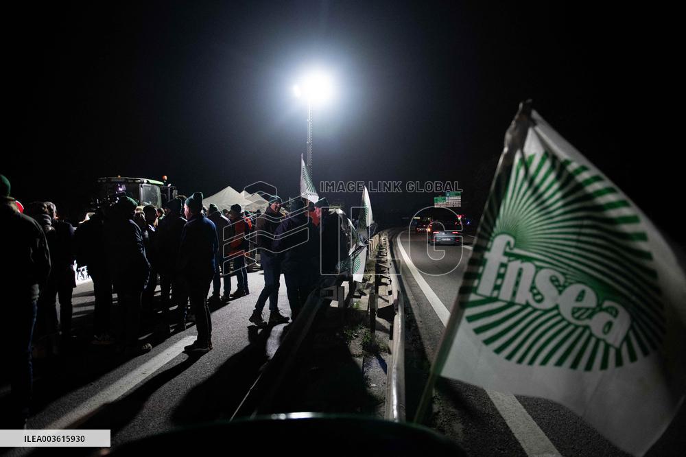 French Farmers Launch Protests Against Mercosur Agreement - Velizy