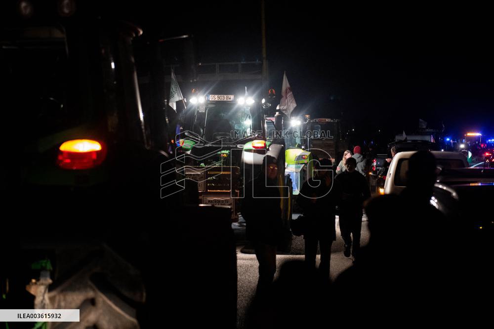 French Farmers Launch Protests Against Mercosur Agreement - Velizy