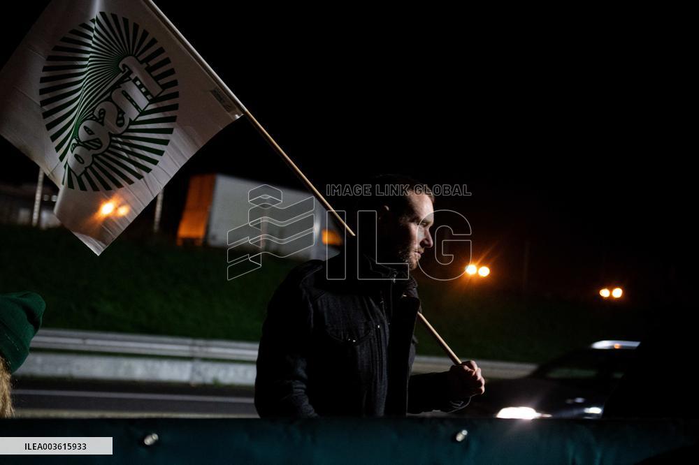 French Farmers Launch Protests Against Mercosur Agreement - Velizy