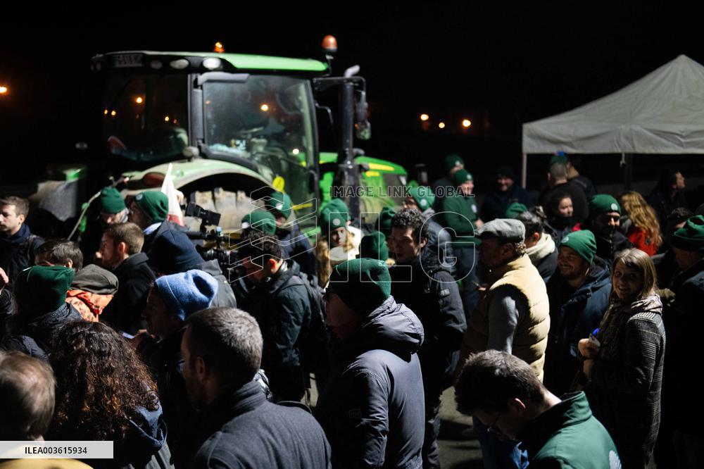 French Farmers Launch Protests Against Mercosur Agreement - Velizy