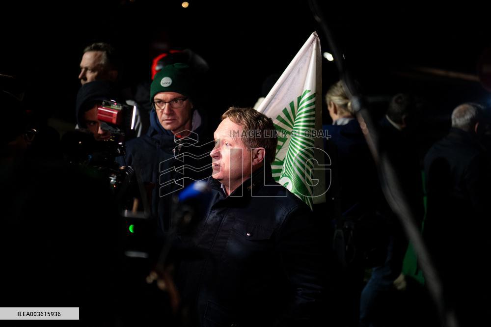 French Farmers Launch Protests Against Mercosur Agreement - Velizy