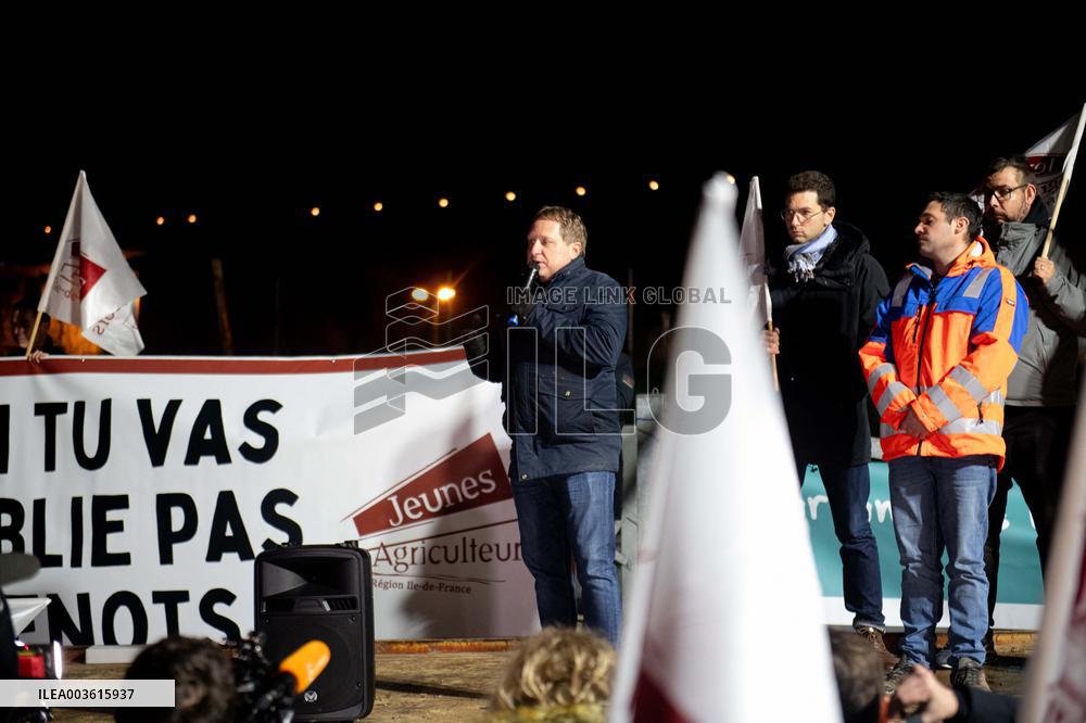 French Farmers Launch Protests Against Mercosur Agreement - Velizy