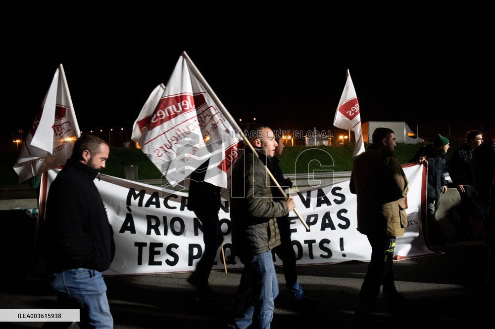French Farmers Launch Protests Against Mercosur Agreement - Velizy