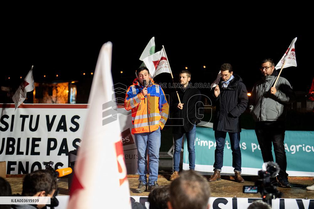 French Farmers Launch Protests Against Mercosur Agreement - Velizy