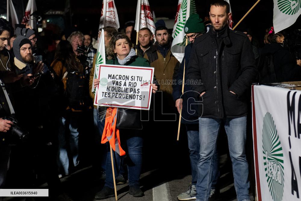 French Farmers Launch Protests Against Mercosur Agreement - Velizy