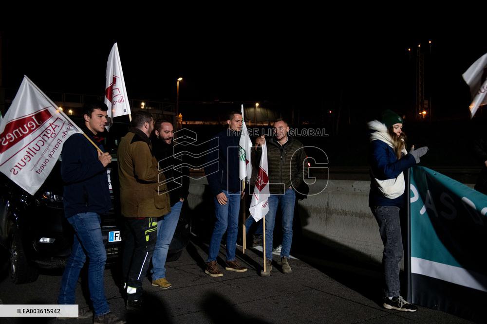 French Farmers Launch Protests Against Mercosur Agreement - Velizy