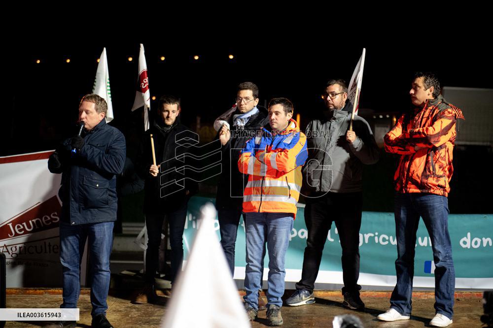 French Farmers Launch Protests Against Mercosur Agreement - Velizy