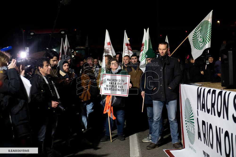 French Farmers Launch Protests Against Mercosur Agreement - Velizy