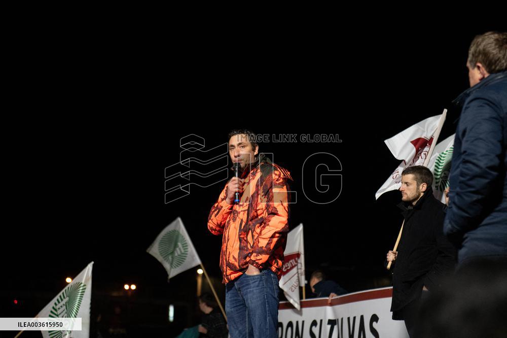 French Farmers Launch Protests Against Mercosur Agreement - Velizy