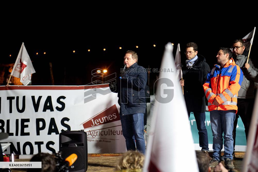 French Farmers Launch Protests Against Mercosur Agreement - Velizy