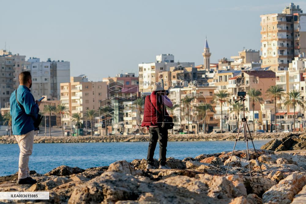 Israel Pounds Tyre - Lebanon