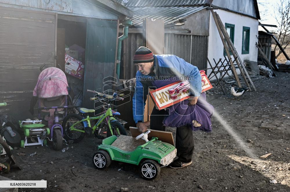 Evacuation of multi-child family from frontline Uspenivka in Zaporizhzhia region