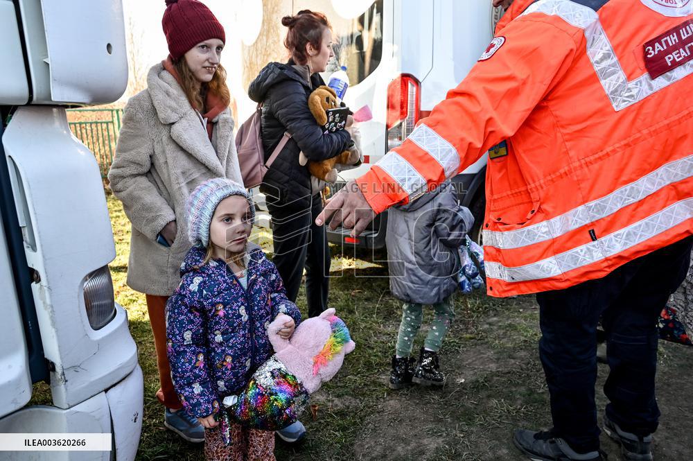 Evacuation of multi-child family from frontline Uspenivka in Zaporizhzhia region