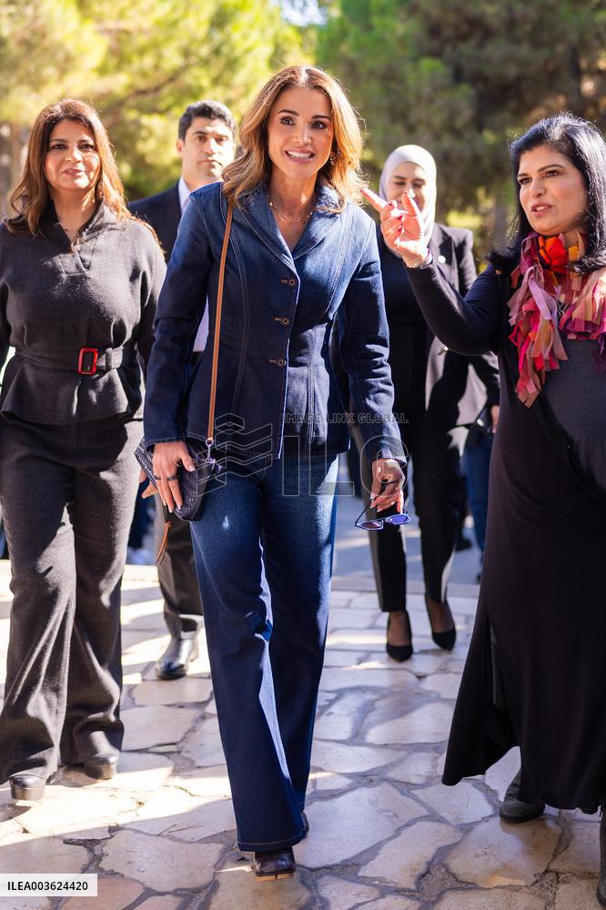 Queen Rania Visits University for Technology - Amman