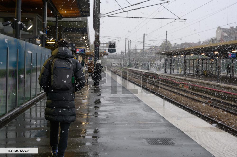 SNCF Strike on a Snowy Day - Paris