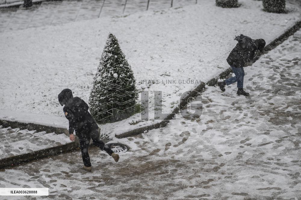 Caetano Snowstorm Hits Paris