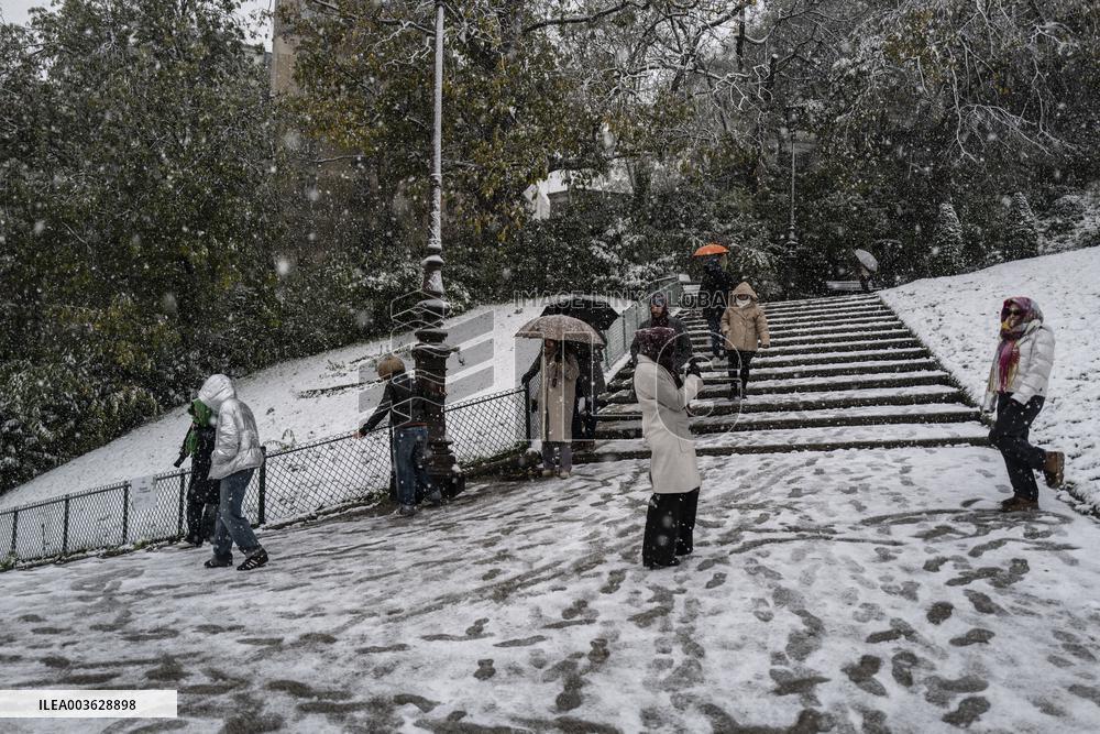 Caetano Snowstorm Hits Paris