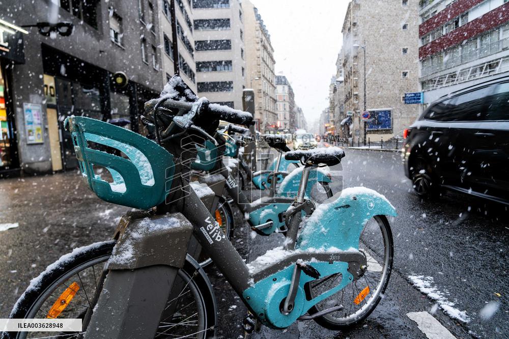 Caetano Snowstorm Hits Paris