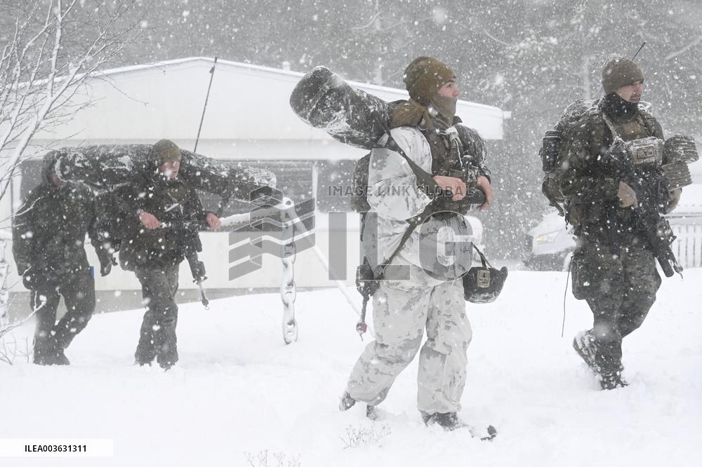 Freezing Winds 24 -harjoituksen Porvoon mediatilaisuudessa kerrotaan Merivoimien ja Yhdysvaltain merijalkaväen...