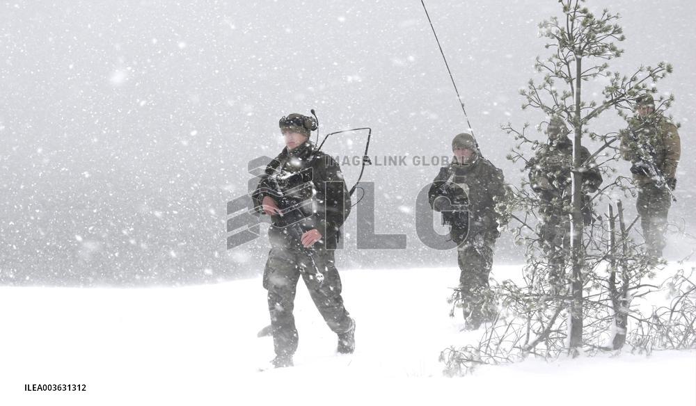 Freezing Winds 24 -harjoituksen Porvoon mediatilaisuudessa kerrotaan Merivoimien ja Yhdysvaltain merijalkaväen...