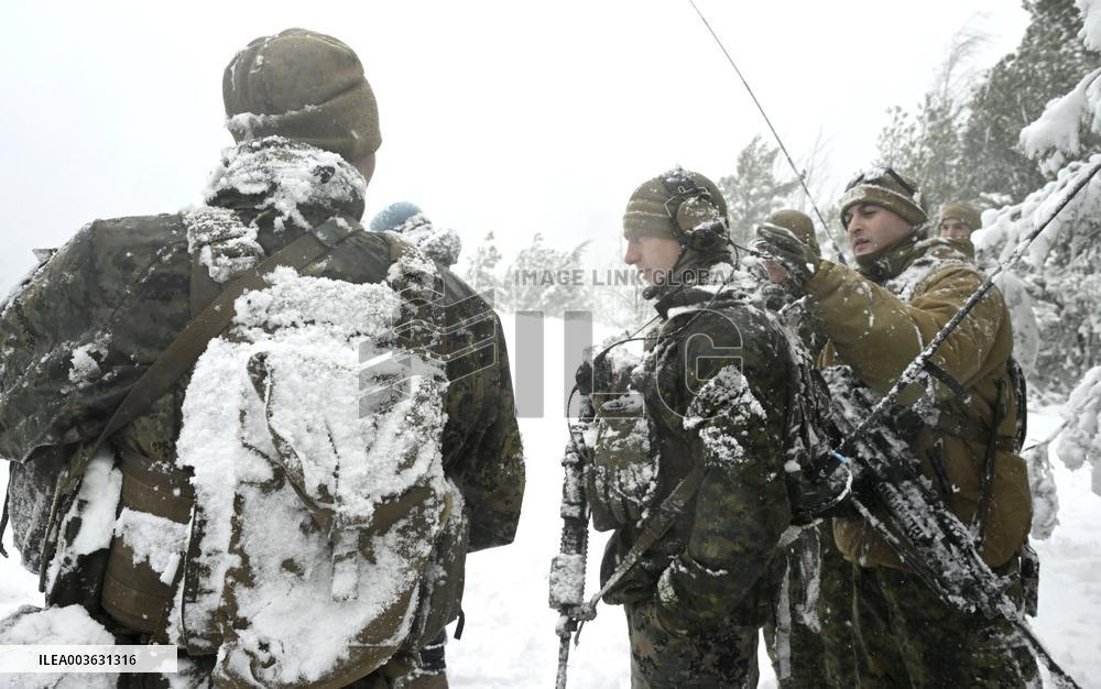 Freezing Winds 24 -harjoituksen Porvoon mediatilaisuudessa kerrotaan Merivoimien ja Yhdysvaltain merijalkaväen...