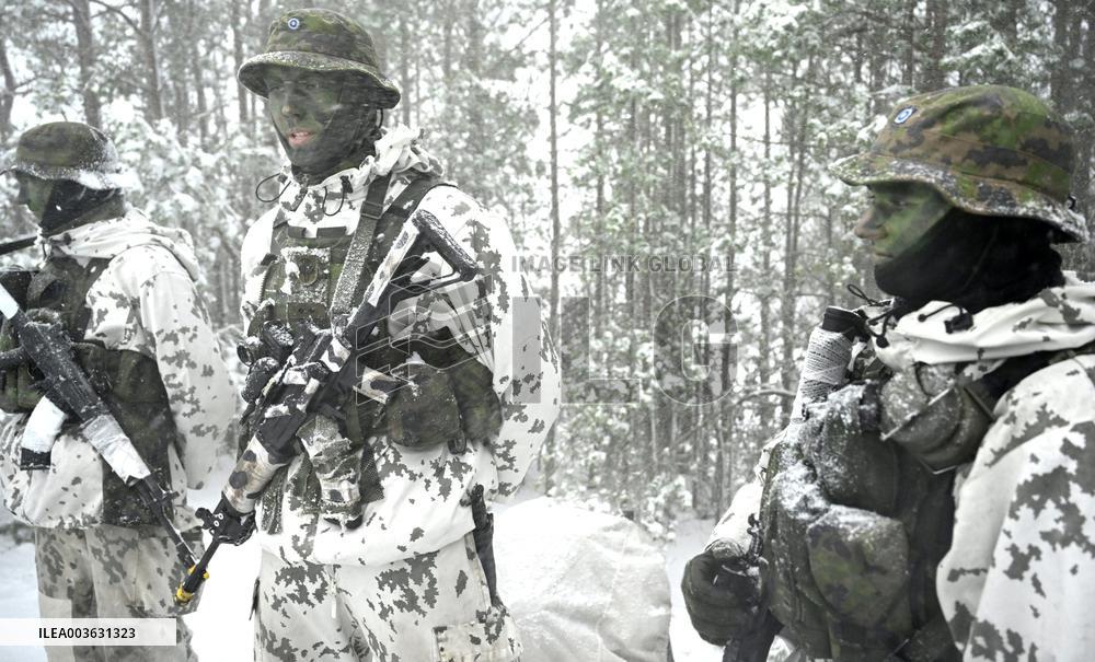 Freezing Winds 24 -harjoituksen Porvoon mediatilaisuudessa kerrotaan Merivoimien ja Yhdysvaltain merijalkaväen...