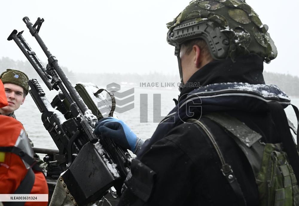 Freezing Winds 24 -harjoituksen Porvoon mediatilaisuudessa kerrotaan Merivoimien ja Yhdysvaltain merijalkaväen...