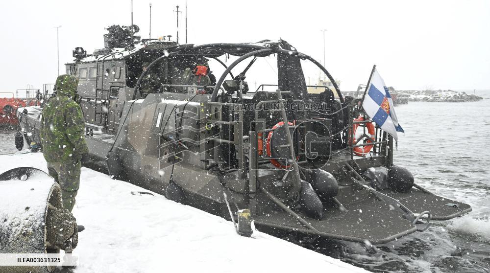 Freezing Winds 24 -harjoituksen Porvoon mediatilaisuudessa kerrotaan Merivoimien ja Yhdysvaltain merijalkaväen...